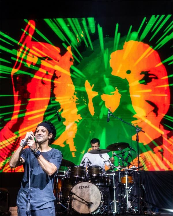 farhan akhtar pays special tribute to asha bhosle at college fest