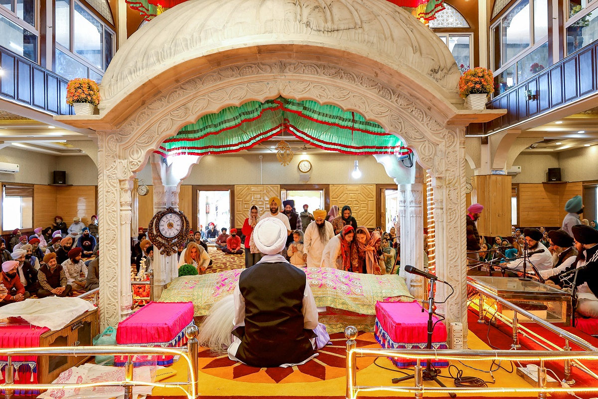 ਕਸ਼ਮੀਰ ''ਚ ਮਨਾਈ ਗਈ ਵਿਸਾਖੀ, ਸਿੱਖ ਸ਼ਰਧਾਲੂਆਂ ਨੇ ਗੁਰਦੁਆਰਿਆਂ ''ਚ ਟੇਕਿਆ ਮੱਥਾ