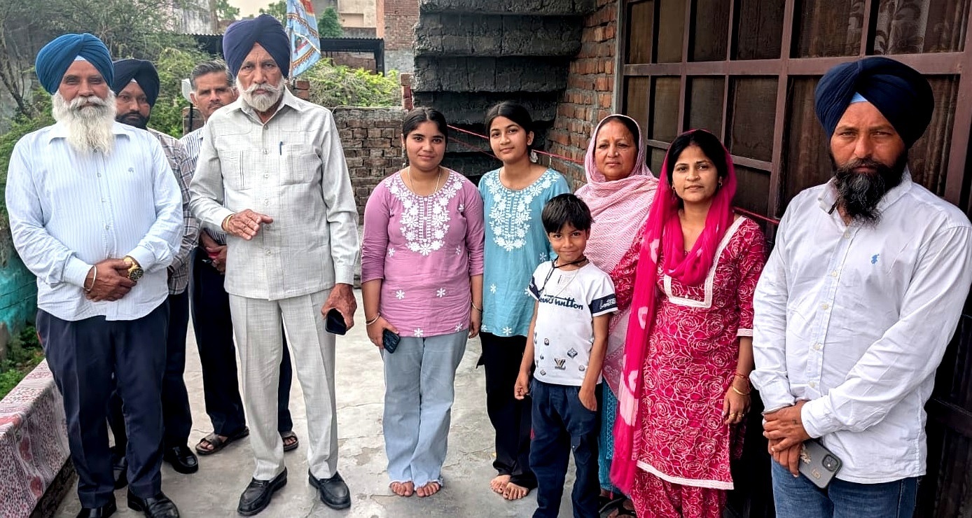 ਸਰਕਾਰੀ ਬੱਸ ''ਚ ਮਹਿਲਾਵਾਂ ਨਾਲ ਬਦਸਲੂਕੀ ਦੇ ਦੋਸ਼! ਕੁੜੀ ਨੇ ਬੱਸ ਤੋਂ ਮਾਰੀ ਛਾਲ