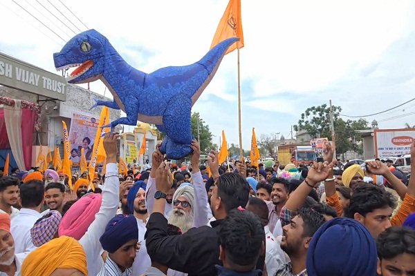ਅਕਾਲੀ ਦਲ ਦੀ ਰੈਲੀ 'ਚ ਪੁੱਜਿਆ 'ਡਾਇਨਾਸੋਰ'! ਵਰਕਰਾਂ ਦਾ ਪਿਆਰ ਦੇਖ ਸੁਖਬੀਰ ਬਾਦਲ ਹੋਏ ਖ਼ੁਸ਼ (ਵੀਡੀਓ)