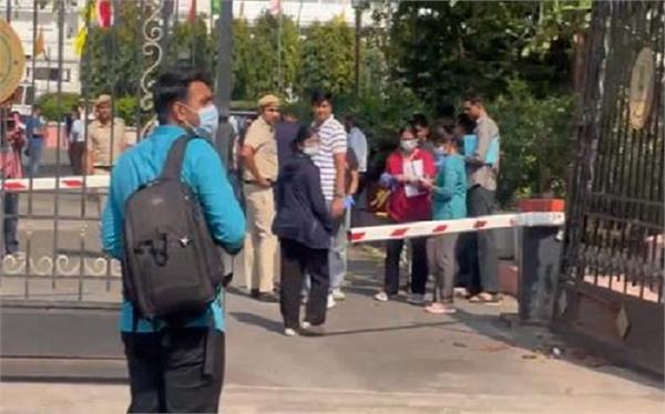 delhi vidhan sabha car intruder