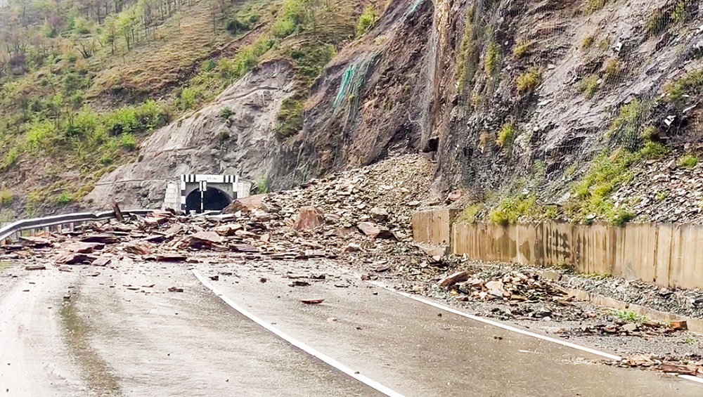 ਜੰਮੂ-ਸ਼੍ਰੀਨਗਰ ਨੈਸ਼ਨਲ ਹਾਈਵੇਅ ''ਤੇ ਜ਼ਮੀਨ ਖਿਸਕਣ ਕਾਰਨ ਆਵਾਜਾਈ ਠੱਪ; ਮੁਸਾਫਰਾਂ ਦੀਆਂ ਵਧੀਆਂ ਮੁਸ਼ਕਲਾਂ