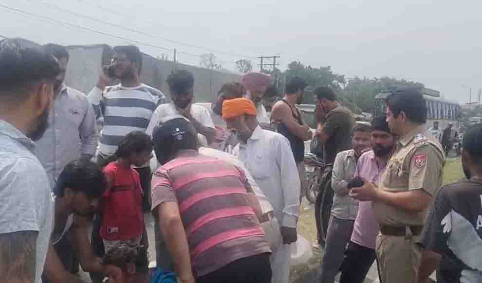 ਜਲੰਧਰ ''ਚ ਮਾਂ-ਪੁੱਤ ਨਾਲ ਵਾਪਰਿਆ ਦਰਦਨਾਕ ਹਾਦਸਾ! ਟਰੱਕ ਦੀ ਲਪੇਟ ''ਚ ਆਉਣ ਨਾਲ ਪੁੱਤ ਦੀ ਮੌਤ