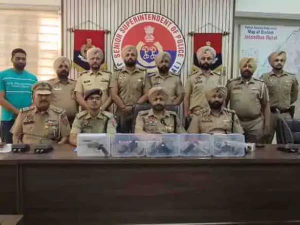 jalandhar cia staff arrested a youth with 5 pistols