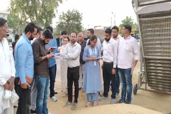 ਫਾਜ਼ਿਲਕਾ ਦੀ ਅਨਾਜ ਮੰਡੀ ''ਚ ਪੁੱਜੀ ਕੇਂਦਰੀ ਟੀਮ, ਕਣਕ ਦੀ ਨੁਕਸਾਨੀ ਫ਼ਸਲ ਦਾ ਲਿਆ ਜਾਇਜ਼ਾ