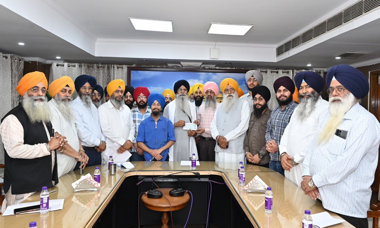 ਸ਼੍ਰੋਮਣੀ ਕਮੇਟੀ ਵੱਲੋਂ ਅੰਮ੍ਰਿਤਧਾਰੀ ਬੱਚਿਆਂ ਨੂੰ 2 ਕਰੋੜ 28 ਲੱਖ ਰੁਪਏ ਦੇ ਵਜੀਫੇ ਜਾਰੀ