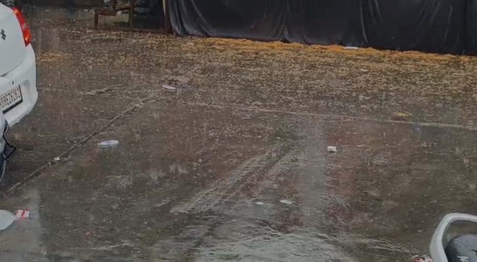 ਜਲੰਧਰ 'ਚ ਪਿਆ ਭਾਰੀ ਮੀਂਹ ਤੇ ਹੋਈ ਗੜੇਮਾਰੀ, ਮੌਸਮ ਹੋਇਆ ਸੁਹਾਵਨਾ