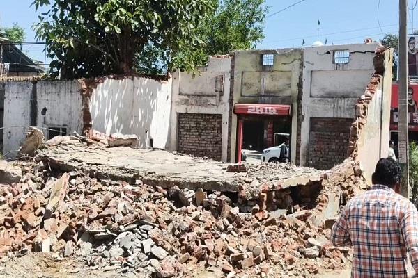 lantern fell during demolition of building in khanna