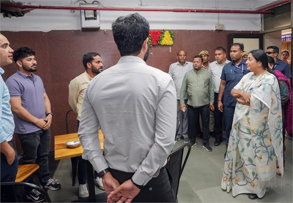 rekha gupta  gst department  officer  absent  delhi