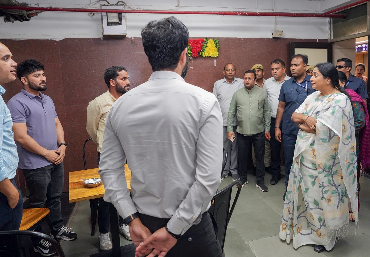 CM ਰੇਖਾ ਗੁਪਤਾ ਵਲੋਂ GST ਵਿਭਾਗ ਦਾ ਨਿਰੀਖਣ; ਅਧਿਕਾਰੀਆਂ ਦੀ ਗੈਰ-ਹਾਜ਼ਰੀ ''ਤੇ ਜਤਾਈ ਨਾਰਾਜ਼ਗੀ