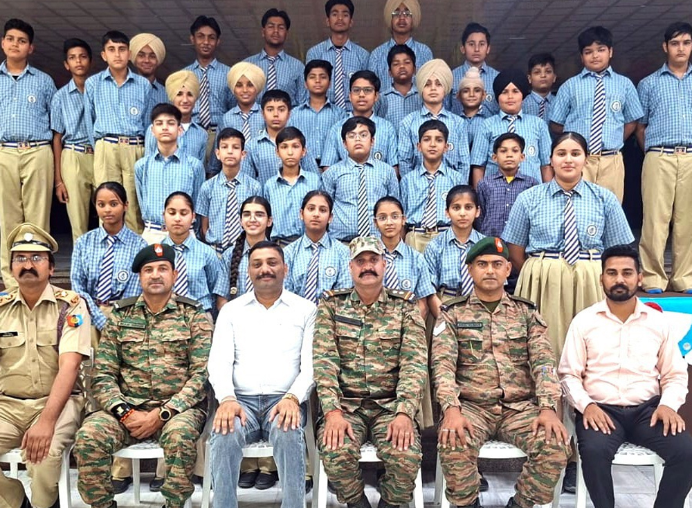 ਮਨੂ ਵਾਟਿਕਾ ਸਕੂਲ ''ਚ ਕਰਵਾਈ ਐੱਨਸੀਸੀ ਆਰਮੀ ਕੈਡਿਟਸ ਦੀ ਇਨਰੋਲਮੈਂਟ