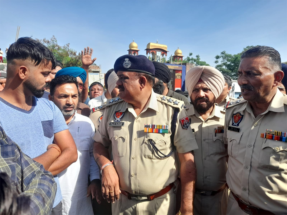 ਜਲੰਧਰ-ਪਠਾਨਕੋਟ ਮਾਰਗ ''ਤੇ ਧਰਨਾ, ਪੰਜ ਕਿਲੋਮੀਟਰ ਤੱਕ ਲੱਗਾ ਜਾਮ