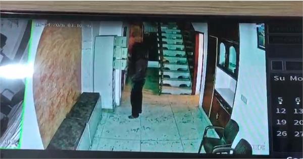 thief flees with 50 000 rupess in cash and a phone from gas agency