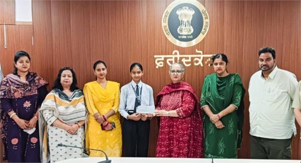 topper student  dc poonamdeep kaur  student honored