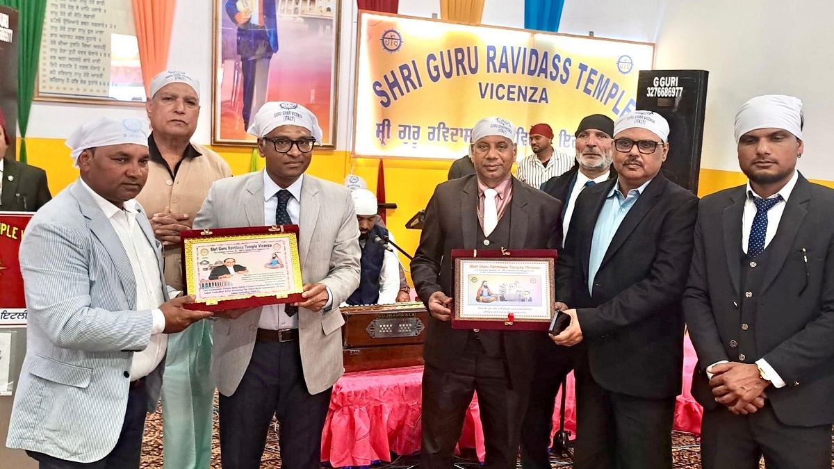 ਇੰਡੀਅਨ ਕੌਸਲੇਟ ਜਨਰਲ ਮਿਲਾਨ ਦੇ ਅਧਿਕਾਰੀ ਸ਼੍ਰੀ ਗੁਰੂ ਰਵਿਦਾਸ ਟੈਂਪਲ ਵਿਚੈਂਸਾ ਵਿਖੇ ਹੋਏ ਨਤਮਸਤਕ