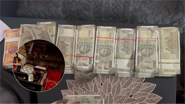 cbi catches cwc manager red handed while taking bribe