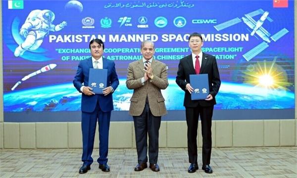 two pakistanis visit china  s space station