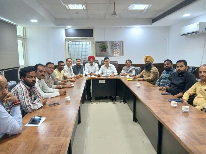 ਤਹਿਬਾਜ਼ਾਰੀ ਵਿਭਾਗ ''ਚ ਚੱਲ ਰਹੀ ਪ੍ਰਾਈਵੇਟ ਵਸੂਲੀ, ਆਉਣੇ ਚਾਹੀਦੇ ਹਨ 24 ਕਰੋੜ ਪਰ ਆਉਂਦੇ 2 ਕਰੋੜ ਵੀ ਨਹੀਂ