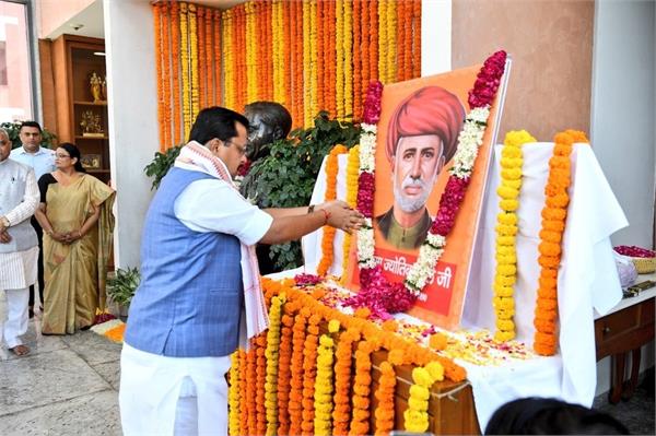 bjp pays tribute to mahatma jyotiba phule on his 200th birth anniversary