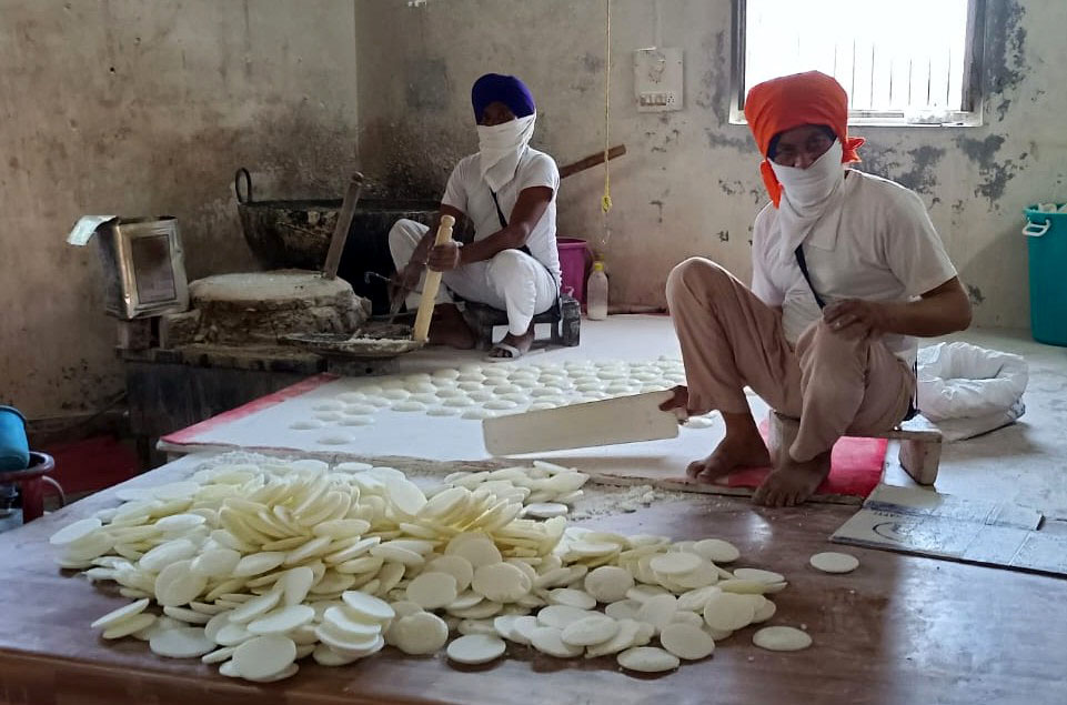 ਸੱਚਖੰਡ ਸ੍ਰੀ ਹਰਿਮੰਦਰ ਸਾਹਿਬ ਵਿਖੇ ਦੇਸ਼ ਵਿਦੇਸ਼ਾਂ ਤੋਂ ਆਉਣ ਵਾਲੀਆਂ ਸੰਗਤਾਂ ਲੈ ਕੇ ਜਾਂਦੀਆਂ ਪਤਾਸ਼ੇ ਦਾ ਪ੍ਰਸ਼ਾਦਿ