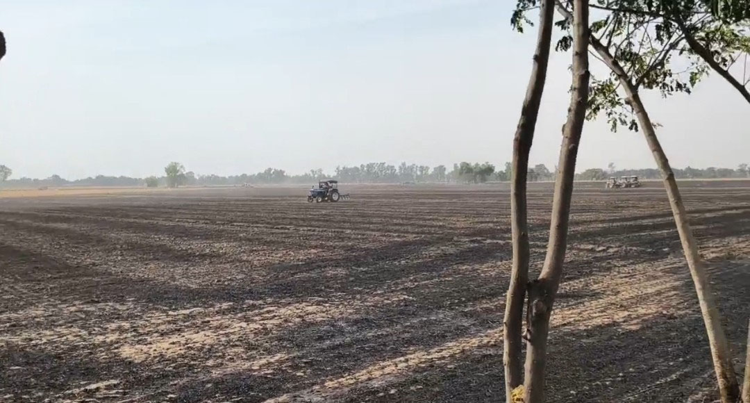 ਕੰਬਾਈਨ ਤੋਂ ਨਿਕਲੀ ਚੰਗਿਆੜੀ ਕਾਰਨ ਕਣਕ ਨੂੰ ਲੱਗੀ ਅੱਗ, ਕਈ ਏਕੜ ਫਸਲ ਤੇ ਨਾੜ ਸੜ ਕੇ ਸੁਆਹ