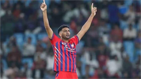 indian selectors should keep an eye on mohsin khan  sanjay bangar