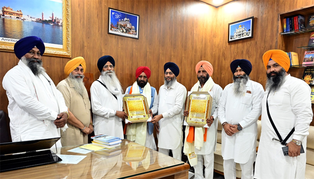 ਉੱਤਰ ਪ੍ਰਦੇਸ਼ ਦੇ ਖੇਤੀਬਾੜੀ ਮੰਤਰੀ ਬਲਦੇਵ ਸਿੰਘ ਔਲਖ ਪਰਿਵਾਰ ਸਮੇਤ ਸ੍ਰੀ ਹਰਿਮੰਦਰ ਸਾਹਿਬ ਨਤਮਸਤਕ