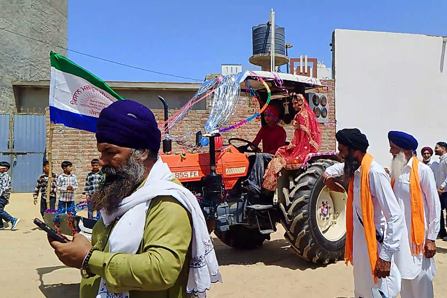 ਕਿਸਾਨ ਦੇ ਪੁੱਤਰ ਦਾ ਵਿਲੱਖਣ ਕਦਮ: ਬਿਨਾਂ ਦਾਜ ਕੀਤਾ ਸਾਦਾ ਵਿਆਹ, ਟਰੈਕਟਰ ‘ਤੇ ਲਿਆਈ ਡੋਲੀ