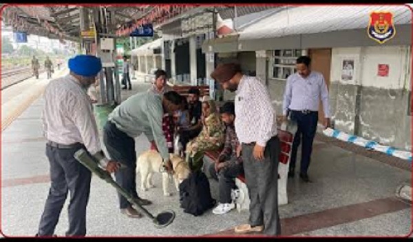 ਰੇਲਵੇ ਸਟੇਸ਼ਨ ਤੇ ਬੱਸ ਸਟੈਂਡ ’ਤੇ ਗੁਰਦਾਸਪੁਰ ਪੁਲਸ ਤੇ ਐਂਟੀ-ਸਾਬੋਟਾਜ ਟੀਮ ਵੱਲੋਂ ਕੀਤੀ ਗਈ ਚੈਕਿੰਗ
