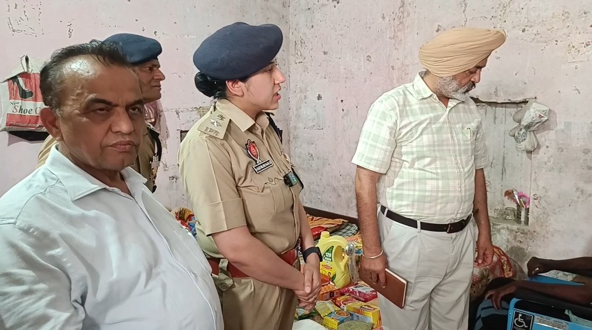 ਕੁੜੀ ਦੀ ਨਸ਼ੇ ਦੀ ਹਾਲਤ ''ਚ ਵਾਇਰਲ ਹੋਈ ਵੀਡੀਓ, ਪਰਿਵਾਰ ਦੀ ਮਦਦ ਲਈ ਘਰ ਪਹੁੰਚੀ SSP