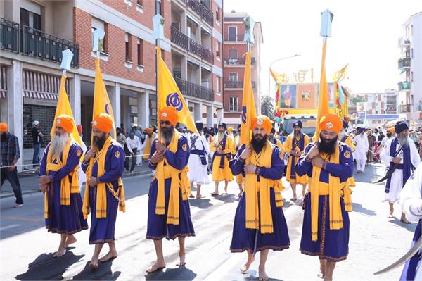 helicopter showers flowers on devotees
