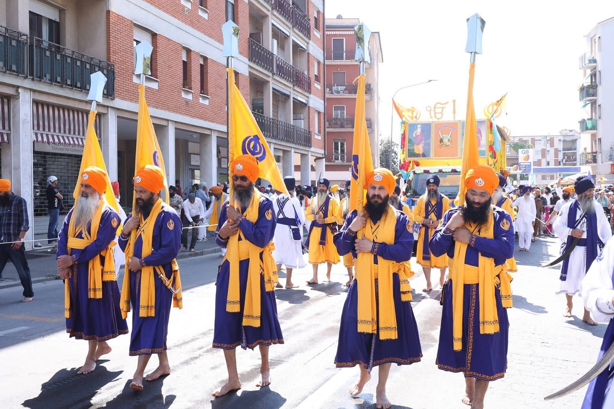 ਫਲੈਰੋ ਬਰੇਸ਼ੀਆ ''ਚ ਇਕੱਤਰ ਹੋਈਆਂ ਸੰਗਤਾਂ ''ਤੇ ਹੈਲੀਕਾਪਟਰ ਨੇ ਕੀਤੀ ਫੁੱਲਾਂ ਦੀ ਵਰਖਾ