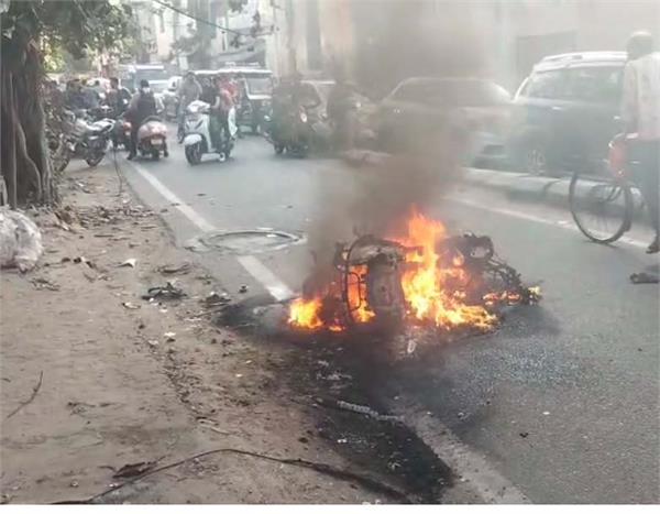 car and activa collide then activa fire in jalandhar