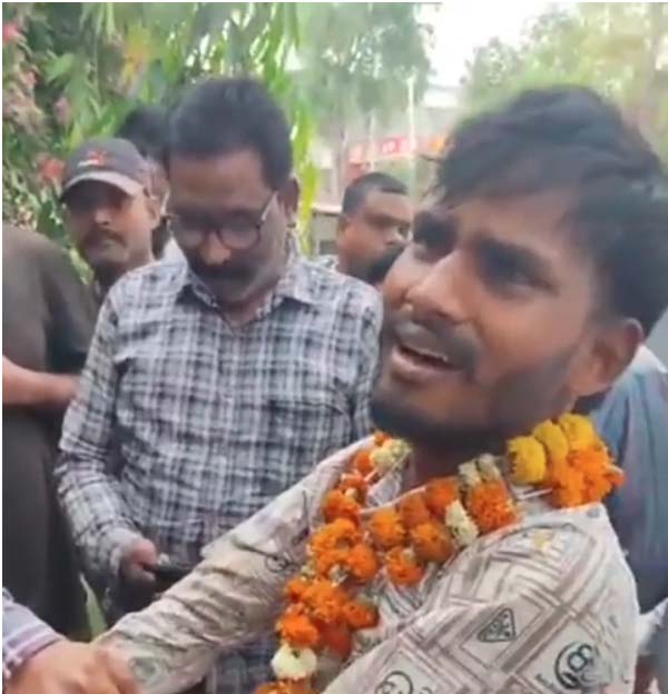 ਜਲੰਧਰ ''ਚ ਮੀਟਰ ਦੀਆਂ ਤਾਰਾਂ ਕੱਟਦਾ ਚੋਰ ਰੰਗੇ ਹੱਥੀਂ ਗ੍ਰਿਫ਼ਤਾਰ, ਲੋਕਾਂ ਨੇ ਹਾਰ ਪਾ ਕੇ ਛਿੱਤਰ-ਪਰੇਡ ਕਰਦਿਆਂ ਕੱਢਿਆ ਜਲੂਸ