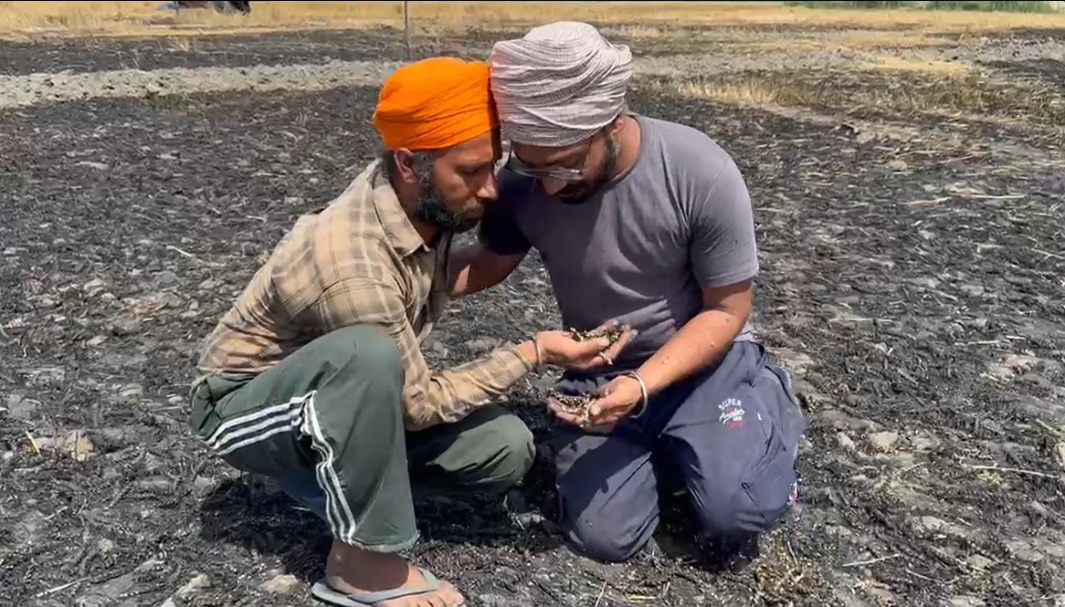 ਵਾਢੀ ਤੋਂ ਘੰਟਾ ਪਹਿਲਾਂ ਸੜ ਕੇ ਸੁਆਹ ਹੋ ਗਈ ਫ਼ਸਲ! ਪਿੰਡ ਵਾਸੀਆਂ ਨੇ ਲੱਖ ਰੁਪਈਆ ਦੇ ਕੇ ਕੀਤੀ ਭਰਾਵਾਂ ਦੀ ਮਦਦ