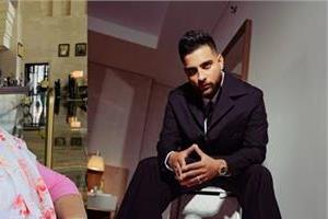 karan aujla pays emotional tribute to asha bhosle during mumbai concert