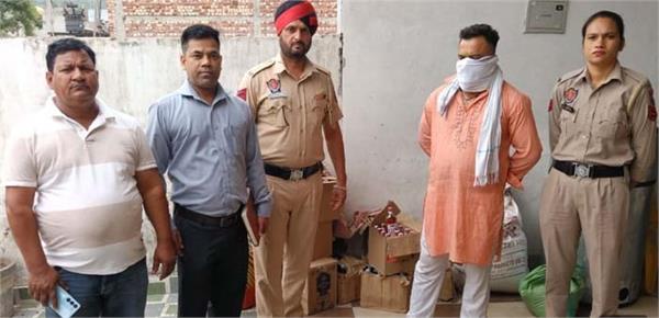 hajipur police raided the house and recovered illicit liquor