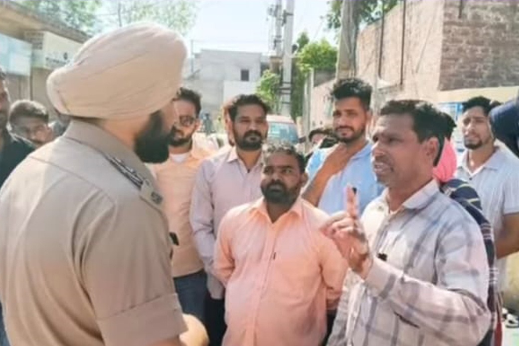 ਨਸ਼ਾ ਛੁਡਾਊ ਗੋਲੀ ਲੈਣ ਆਏ ਨਸ਼ੇੜੀਆਂ ਦੀ ਹੁਲੱੜਬਾਜੀ ਤੋਂ ਦੁਕਾਨਦਾਰ ਪ੍ਰੇਸ਼ਾਨ! ਹਸਪਤਾਲ ਅੱਗੇ ਲਾਇਆ ਧਰਨਾ