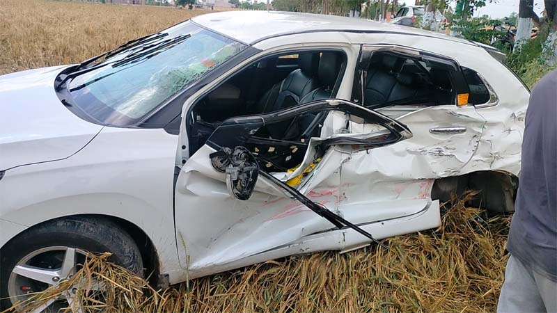 ਗੋਰਾਇਆ ''ਚ ਵਾਪਰਿਆ ਸੜਕ ਹਾਦਸਾ, ਕਾਰ ਤੇ ਟਰੱਕ ਦੀ ਜ਼ਬਰਦਸਤ ਟੱਕਰ