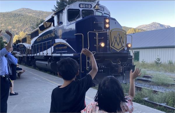 children welcoming train passengers