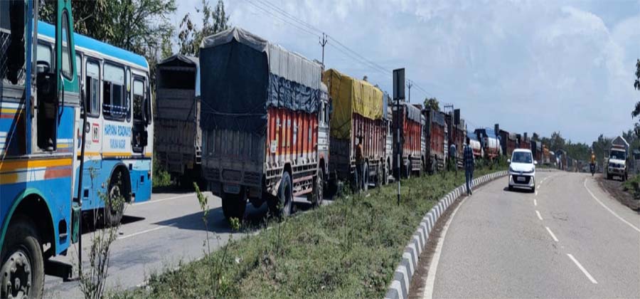 ਹਿਮਾਚਲ ਐਂਟਰੀ ਟੈਕਸ ''ਚ ਲੋਕਾਂ ਨੇ ਜਾਮ ਕਰ ''ਤਾ ਸ੍ਰੀ ਕੀਰਤਪੁਰ ਸਾਹਿਬ-ਮਨਾਲੀ ਨੈਸ਼ਨਲ ਹਾਈਵੇਅ