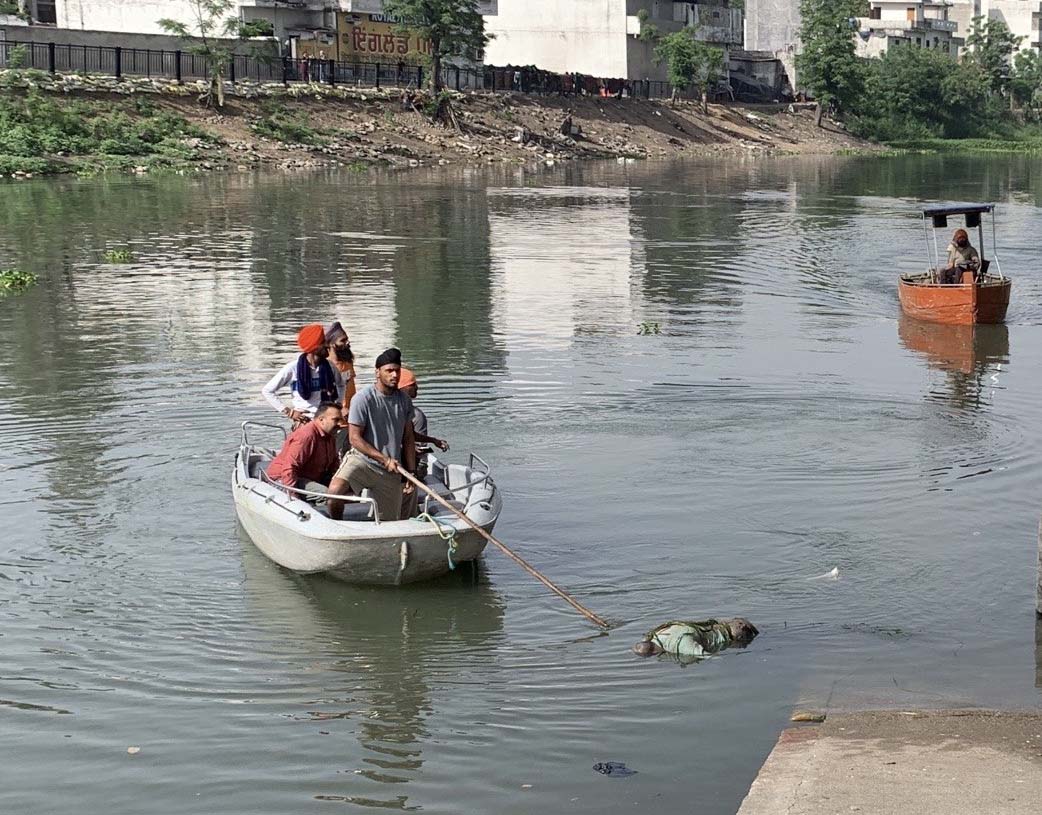 ਪਵਿੱਤਰ ਕਾਲੀ ਵੇਈਂ ’ਚੋਂ ਮਿਲੀ ਵਿਅਕਤੀ ਦੀ ਲਾਸ਼, ਇਲਾਕੇ ’ਚ ਦਹਿਸ਼ਤ