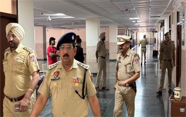 police evacuate nawanshahr court complex after bomb threat