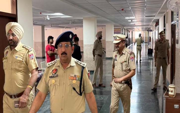 ਬੰਬ ਨਾਲ ਉਡਾਉਣ ਦੀ ਧਮਕੀ ਮਗਰੋਂ ਪੁਲਸ ਨੇ ਖਾਲ੍ਹੀ ਕਰਵਾਇਆ ਨਵਾਂਸ਼ਹਿਰ ਅਦਾਲਤੀ ਕੰਪਲੈਕਸ