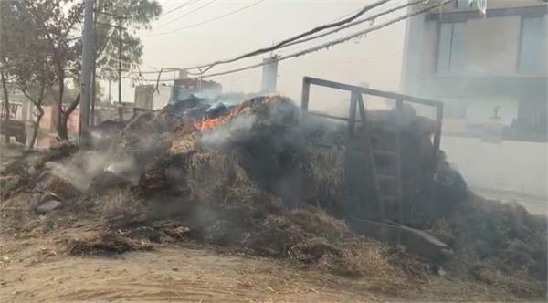 jalandhar  a trolley loaded with straw caught fire near pathankot chowk 