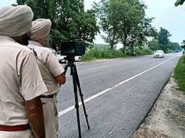 ਵਾਇਰਲ ਵੀਡੀਓ ਤੋਂ ਬਾਅਦ ਗਰਮਾਇਆ ਚਾਲਾਨ ਵਿਵਾਦ! ਮਹਿਲਾ ਨੇ ਲਾਏ ਗੰਭੀਰ ਦੋਸ਼, ਟ੍ਰੈਫਿਕ ਪੁਲਸ ਨੇ ਨਕਾਰੇ