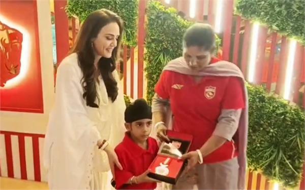hargun singh honored by preity zinta