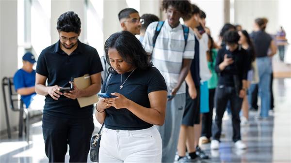 canada  s economy added 14 000 jobs in march