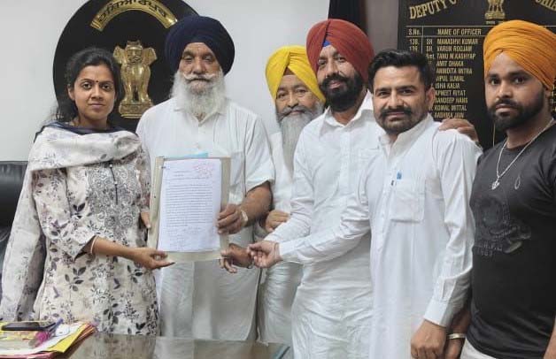 ਮੁਕੇਰੀਆਂ ਹਾਈਡਲ ਪੁਲ ਤੋਂ ਨਾਜਾਇਜ਼ ਲੰਘ ਰਹੀਆਂ ਓਵਰਲੋਡ ਗੱਡੀਆਂ ਵਿਰੁੱਧ ਜਥੇਬੰਦੀਆਂ ਨੇ ਖੋਲ੍ਹਿਆ ਮੋਰਚਾ