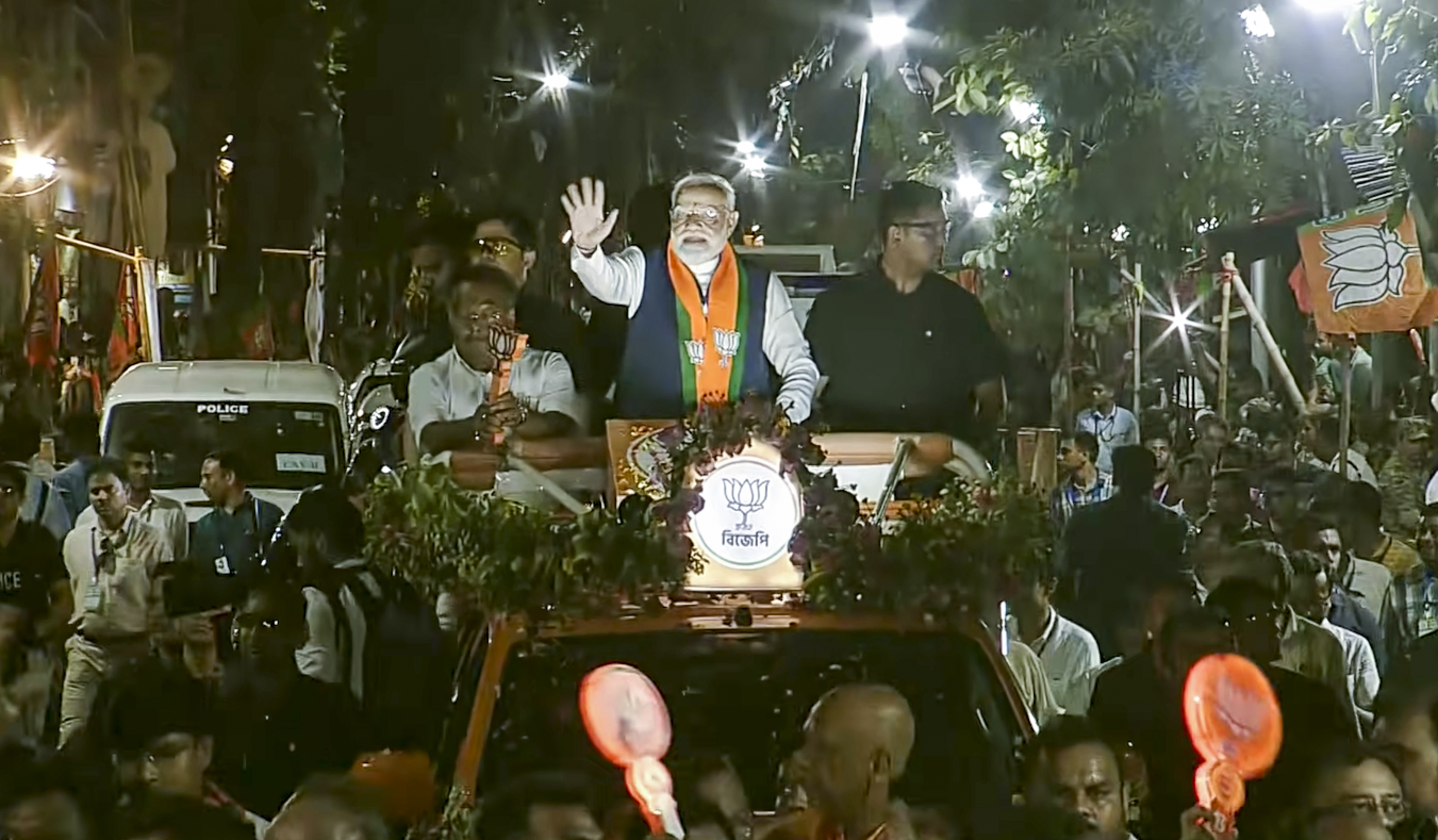 ਬੰਗਾਲ ਚੋਣਾਂ: ਉੱਤਰੀ ਕੋਲਕਾਤਾ ''ਚ PM ਮੋਦੀ ਦਾ ਰੋਡ ਸ਼ੋਅ, ''ਮੋਦੀ-ਮੋਦੀ'' ਦੇ ਨਾਅਰਿਆਂ ਨਾਲ ਗੂੰਜੀਆਂ ਸੜਕਾਂ